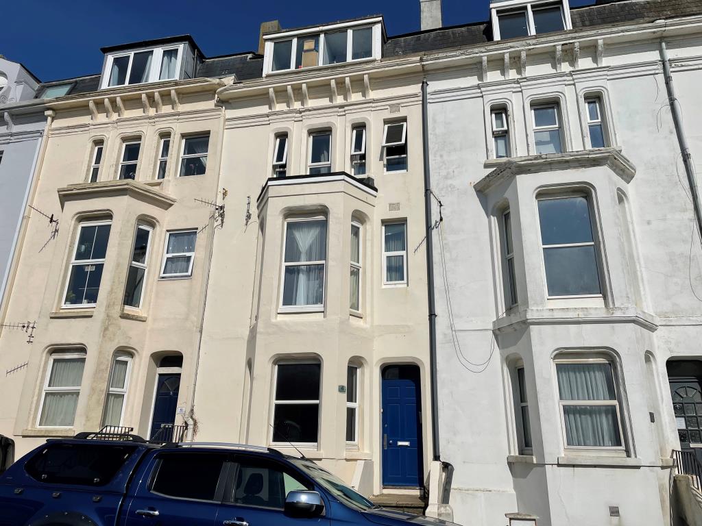 Lot: 29 - FLAT WITH SEA VIEWS FOR INVESTMENT - main front view of building from street level